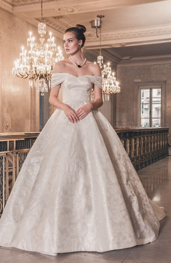 Gaun dengan hiasan brokat yang mewah dan elegan